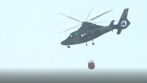 Un helicóptero trabaja en las labores de extinción en el incendio declarado en Bolivia Un helicóptero trabaja en las labores de extinción en el incendio declarado en Bolivia