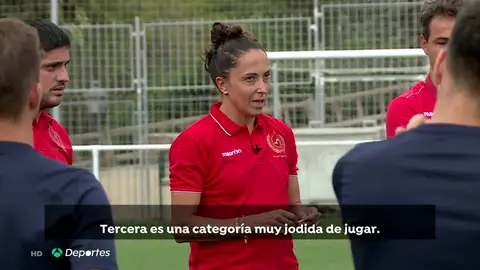 Laura del Río se convierte en la primera mujer en entrenar a un equipo de fútbol masculino profesional Laura del Río se convierte en la primera mujer en entrenar a un equipo de fútbol masculino profesional