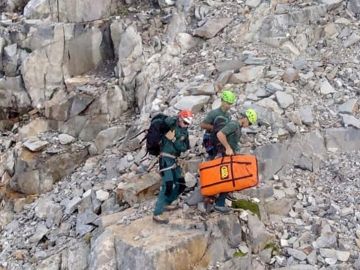 Imagen del rescate a un montañero montañero que se despeñó en un pico del Pirineo