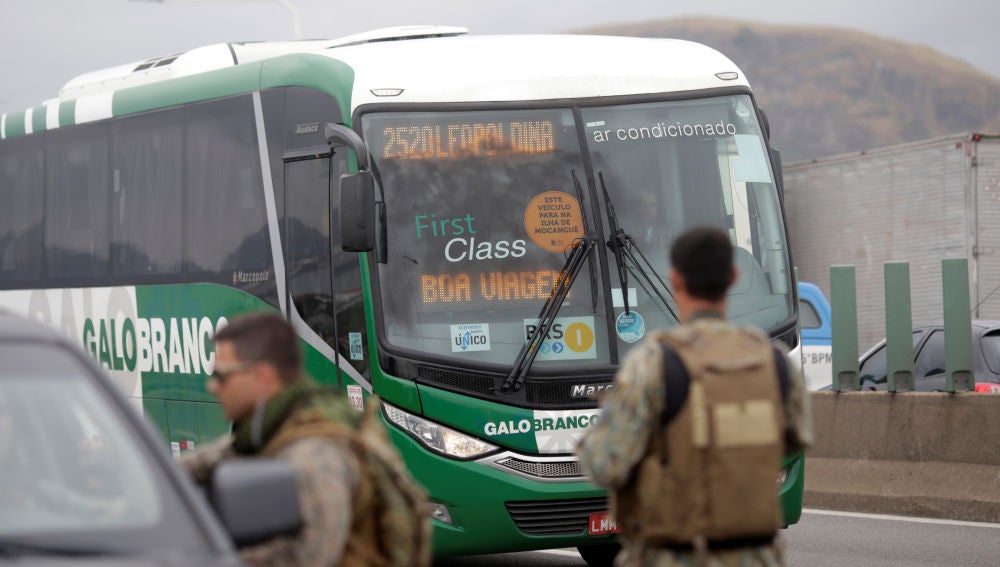  La Policía mata a tiros al secuestrador de un autobús de pasajeros en Río de Janeiro