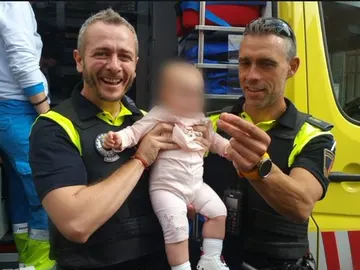 Los dos policías con el bebé Los dos policías con el bebé