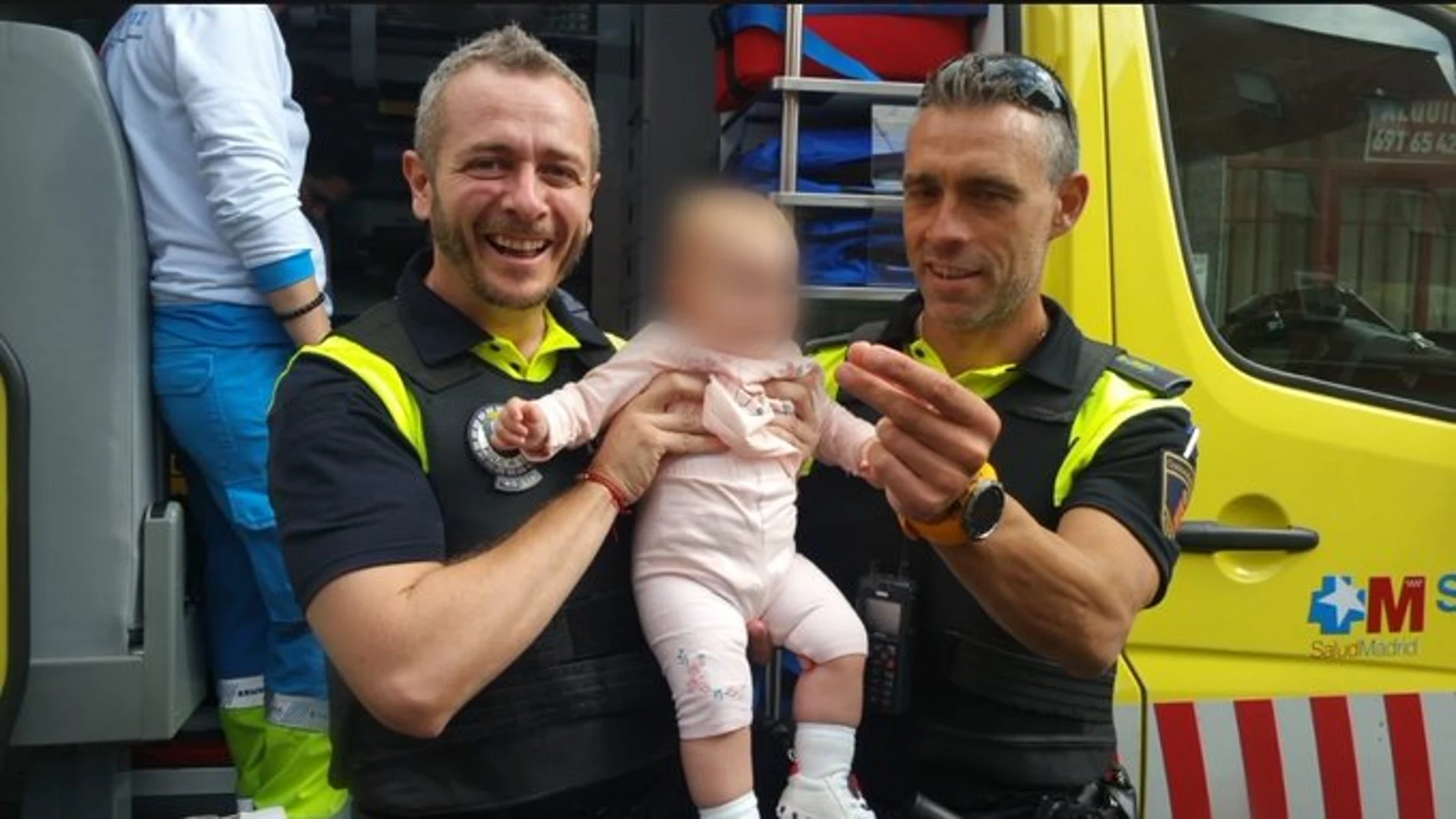 Los dos policías con el bebé Los dos policías con el bebé