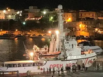 El barco de la ONG Open Arms en el puerto de Lampedusa El barco de la ONG Open Arms en el puerto de Lampedusa