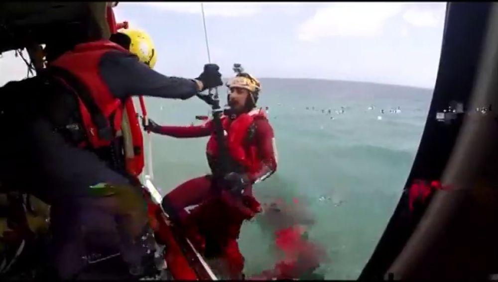 Salvamento Marítimo rescata a tres adolescentes que se lanzaron al agua en Mojácar