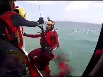 Salvamento Marítimo rescata a tres adolescentes que se lanzaron al agua en Mojácar Salvamento Marítimo rescata a tres adolescentes que se lanzaron al agua en Mojácar