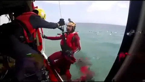 Salvamento Marítimo rescata a tres adolescentes que se lanzaron al agua en Mojácar Salvamento Marítimo rescata a tres adolescentes que se lanzaron al agua en Mojácar
