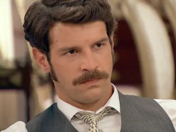 Carlos continúa fingiendo con su madre Carlos continúa fingiendo con su madre