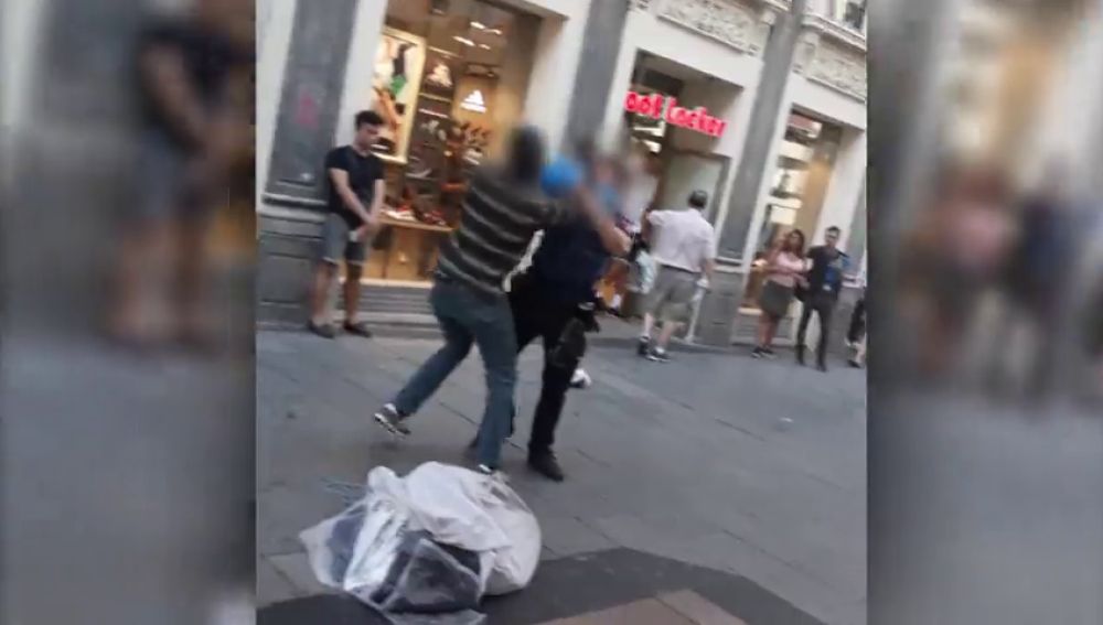 Enfrentamiento entre un mantero y un agente de Policía en pleno centro de Madrid