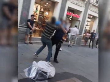 Enfrentamiento entre un mantero y un agente de Policía en pleno centro de Madrid Enfrentamiento entre un mantero y un agente de Policía en pleno centro de Madrid