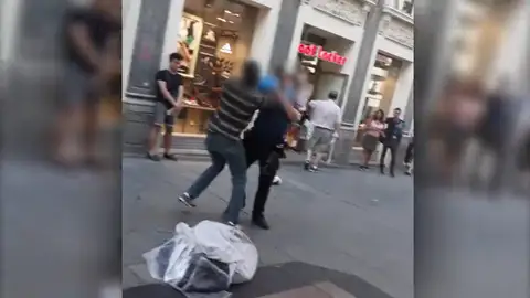Enfrentamiento entre un mantero y un agente de Policía en pleno centro de Madrid Enfrentamiento entre un mantero y un agente de Policía en pleno centro de Madrid
