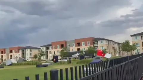 El fuerte viento hace volar decenas de colchones en Denver El fuerte viento hace volar decenas de colchones en Denver