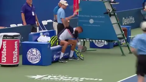 Benoit la lía y rompe la raqueta en pleno partido en Estados Unidos Benoit la lía y rompe la raqueta en pleno partido en Estados Unidos