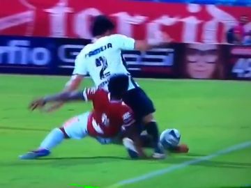 Estremecedora fractura de brazo del brasileño Bruno Mezenga durante un partido 