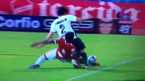 Estremecedora fractura de brazo del brasileño Bruno Mezenga durante un partido Estremecedora fractura de brazo del brasileño Bruno Mezenga durante un partido