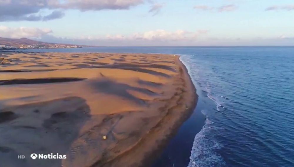 Detenidos dos turistas por llevarse 40 botellas de arena de una playa de Cerdeña 