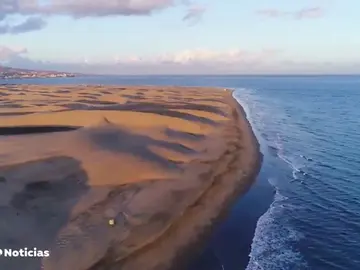 Detenidos dos turistas por llevarse 40 botellas de arena de una playa de Cerdeña Detenidos dos turistas por llevarse 40 botellas de arena de una playa de Cerdeña
