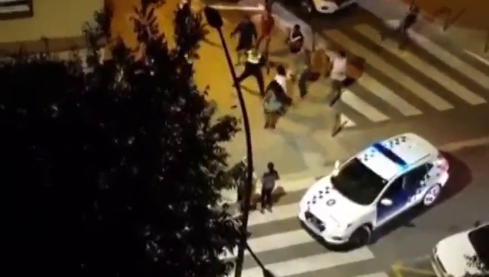 Detenidos por agredir a dos agentes que retiraban un coche mal estacionado en Mataró