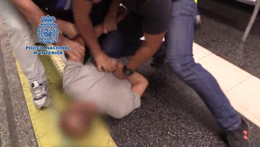 Porno A Dormidas Colombianas - Detienen a un hombre que grabÃ³ a mÃ¡s de 500 mujeres por debajo de sus faldas