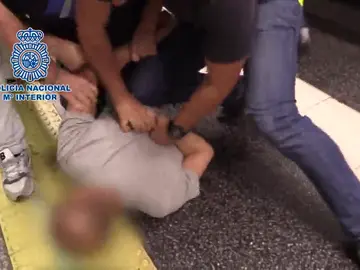 Detienen a un hombre que grabó a más de 500 mujeres por debajo de sus faldas para webs de porno Detienen a un hombre que grabó a más de 500 mujeres por debajo de sus faldas para webs de porno