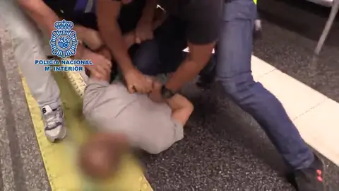 Detienen a un hombre que grabó a más de 500 mujeres por debajo de sus faldas para webs de porno Detienen a un hombre que grabó a más de 500 mujeres por debajo de sus faldas para webs de porno