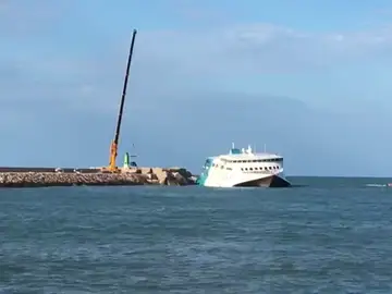 Comienzan a descargar los vehículos del interior del ferry encallado en Denia Comienzan a descargar los vehículos del interior del ferry encallado en Denia