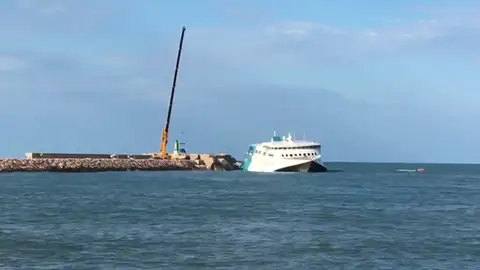 Comienzan a descargar los vehículos del interior del ferry encallado en Denia Comienzan a descargar los vehículos del interior del ferry encallado en Denia