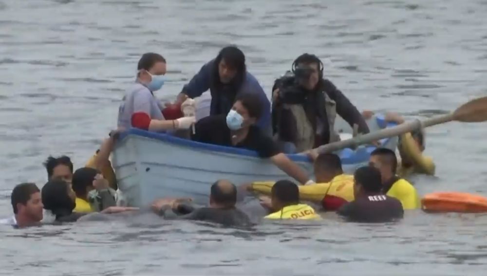 Decenas de personas trataron de rescatar a una ballena bebé en la costa de Perú