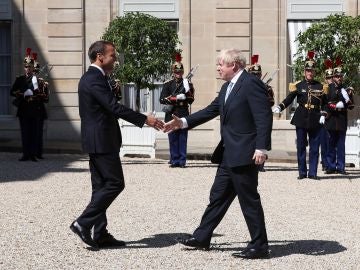 El presidente francés, Emmanuel Macron, recibe al primer ministro del Reino Unido, Boris Johnson