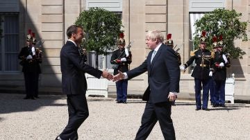 El presidente francés, Emmanuel Macron, recibe al primer ministro del Reino Unido, Boris Johnson