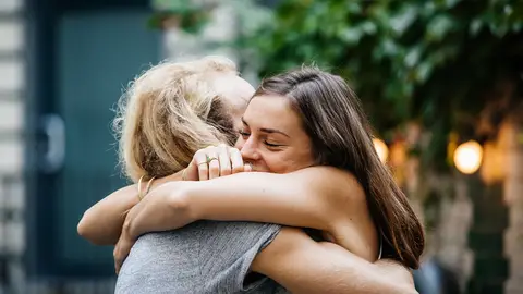 Abrazo entre amigos Abrazo entre amigos