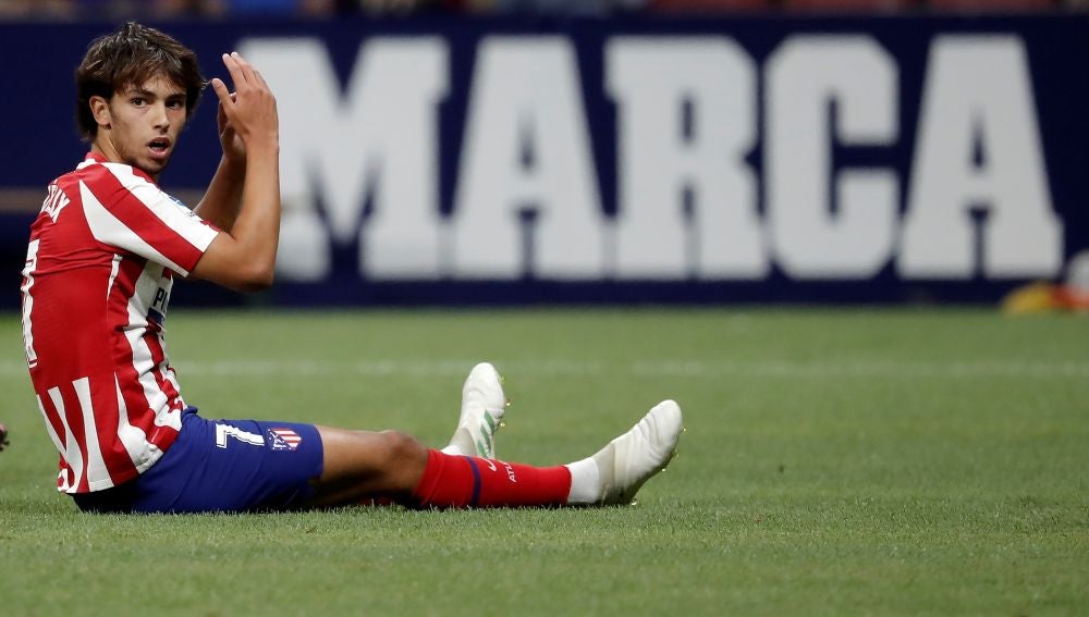 Joao Félix protesta una acción al árbitro