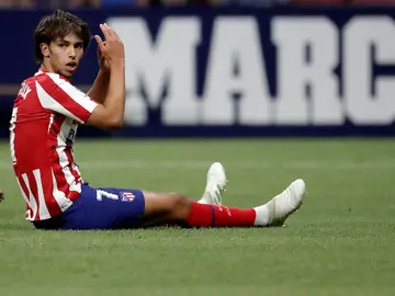 Joao Félix protesta una acción al árbitro Joao Félix protesta una acción al árbitro