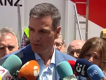 Sánchez evita hablar de la propuesta de Podemos en su visita a Canarias por los incendios Sánchez evita hablar de la propuesta de Podemos en su visita a Canarias por los incendios
