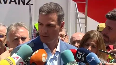 Sánchez evita hablar de la propuesta de Podemos en su visita a Canarias por los incendios Sánchez evita hablar de la propuesta de Podemos en su visita a Canarias por los incendios