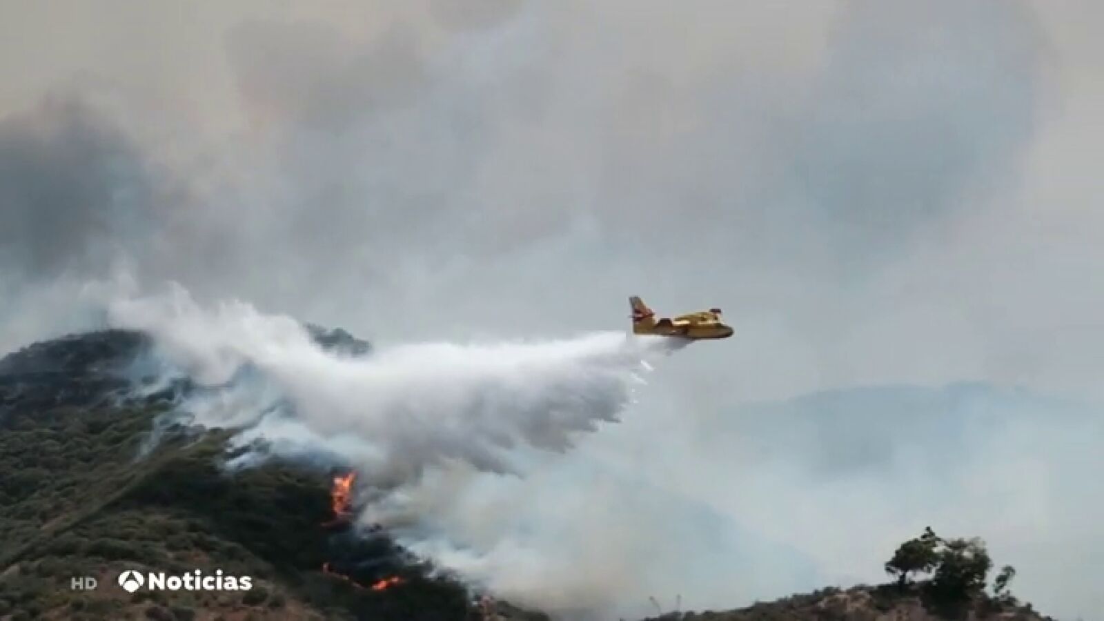 Los vecinos de Gran Canaria homenajean a los bomberos, héroes en la sombra