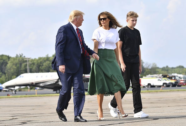 Trump a su padre llevando unas zapatillas Nike
