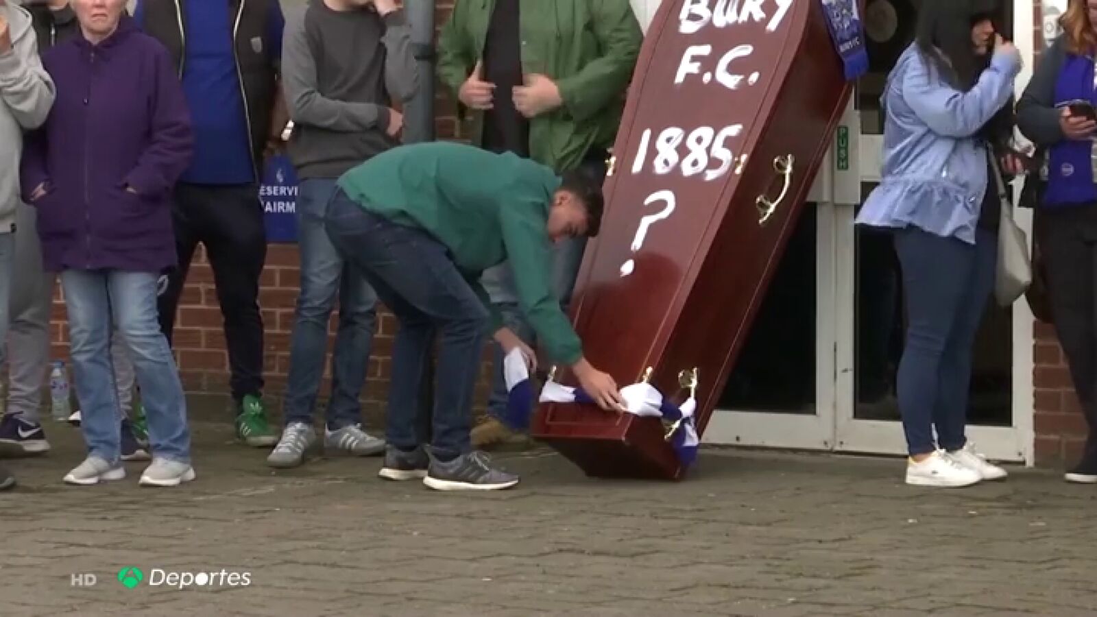 La expresidenta del Bury FC se encadena al estadio para evitar la desaparición del equipo