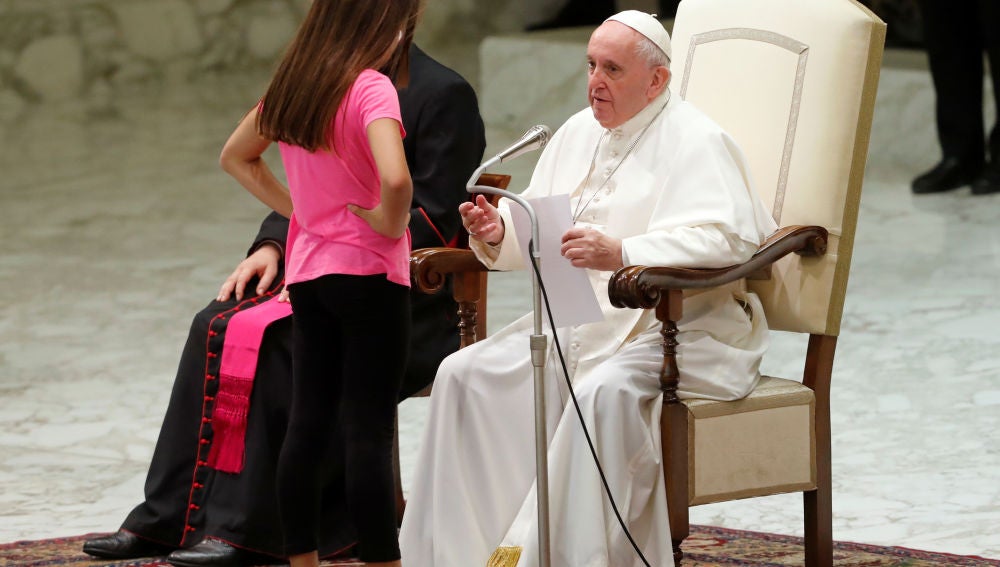 El tierno gesto del Papa Francisco con una niña discapacitada 