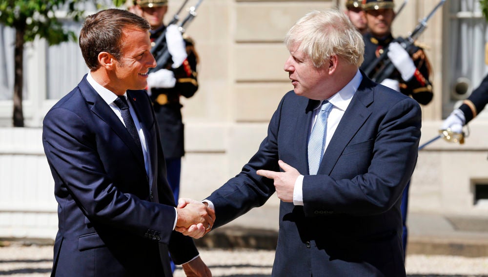 Macron y Johnson se dan la mano en su encuentro en París