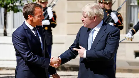 Macron y Johnson se dan la mano en su encuentro en París Macron y Johnson se dan la mano en su encuentro en París