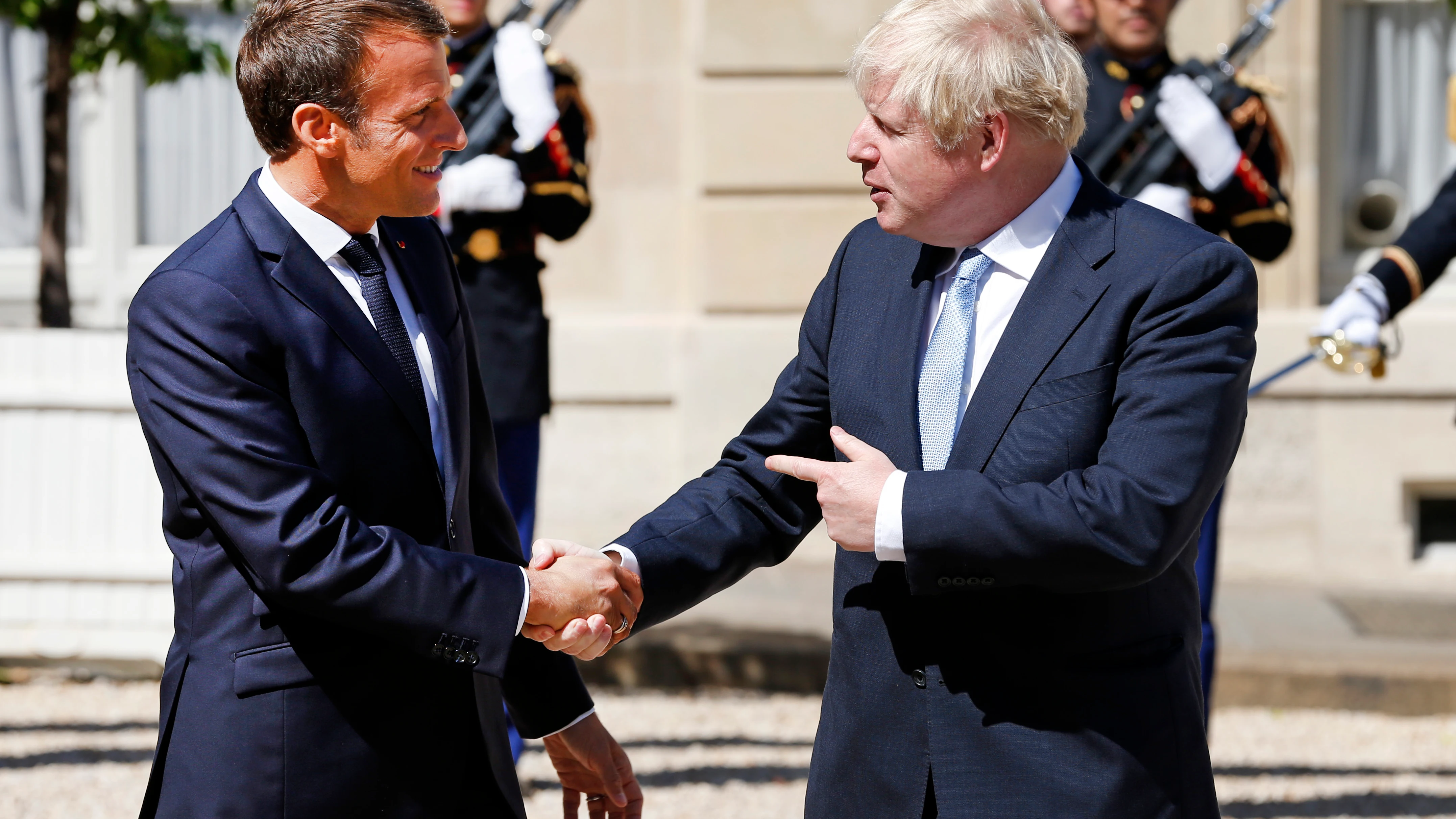Macron y Johnson se dan la mano en su encuentro en Par&iacute;s