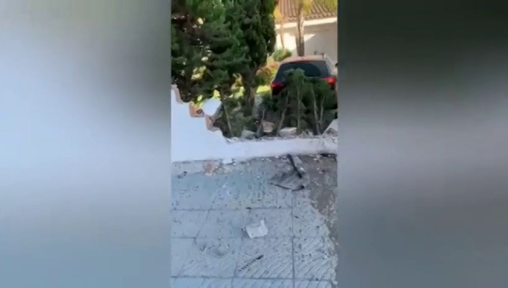 Un menor empotra un coche contra el muro de un colegio en Marbella