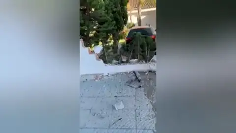 Un menor empotra un coche contra el muro de un colegio en Marbella Un menor empotra un coche contra el muro de un colegio en Marbella
