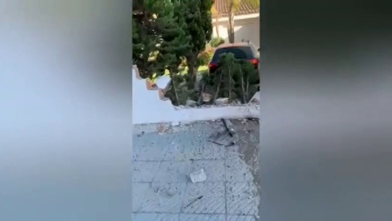 Un menor de 13 años empotra un coche contra el muro de un colegio en Marbella