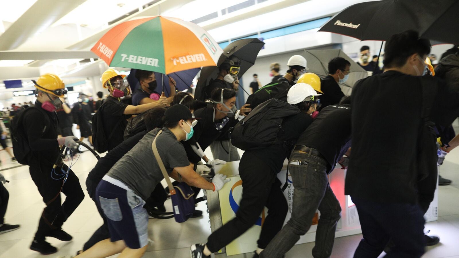 Vuelve la violencia a Hong Kong con enfrentamientos entre Policía y manifestantes