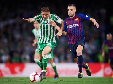 Joaquín conduce el balón ante la presión de Jordi Alba 