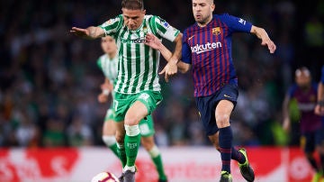 Joaquín conduce el balón ante la presión de Jordi Alba 