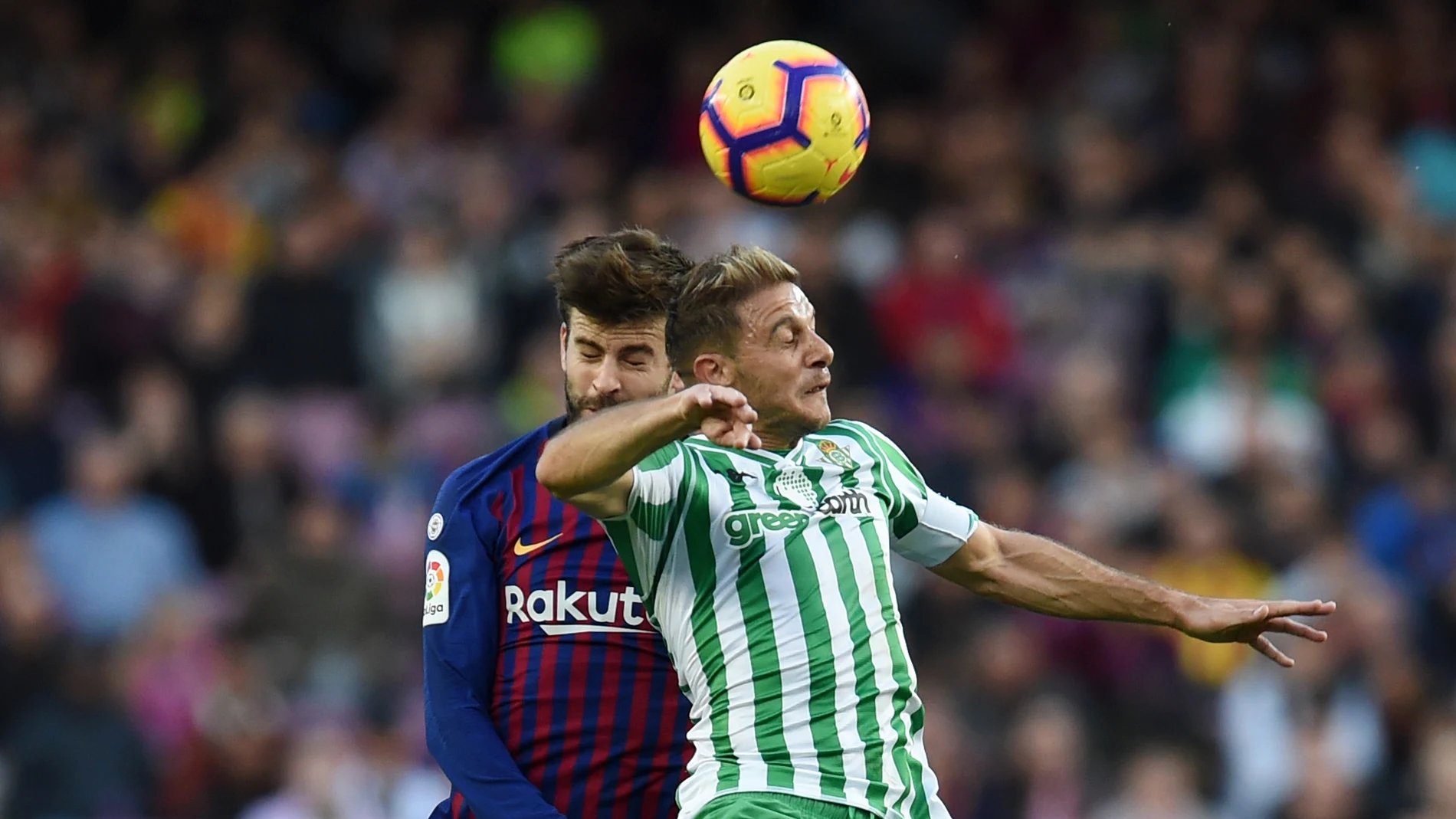 Joaquín y Piqué luchan por un balón Joaquín y Piqué luchan por un balón