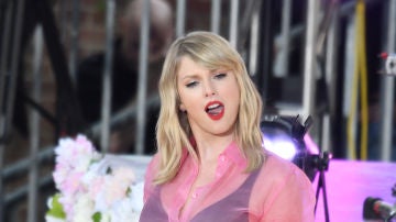 Los shorts de lentejuelas multicolor de Taylor Swift son fantasía