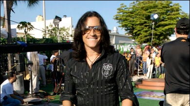 La foto de Elvis Crespo donde creerás que estás viendo a Rosalía